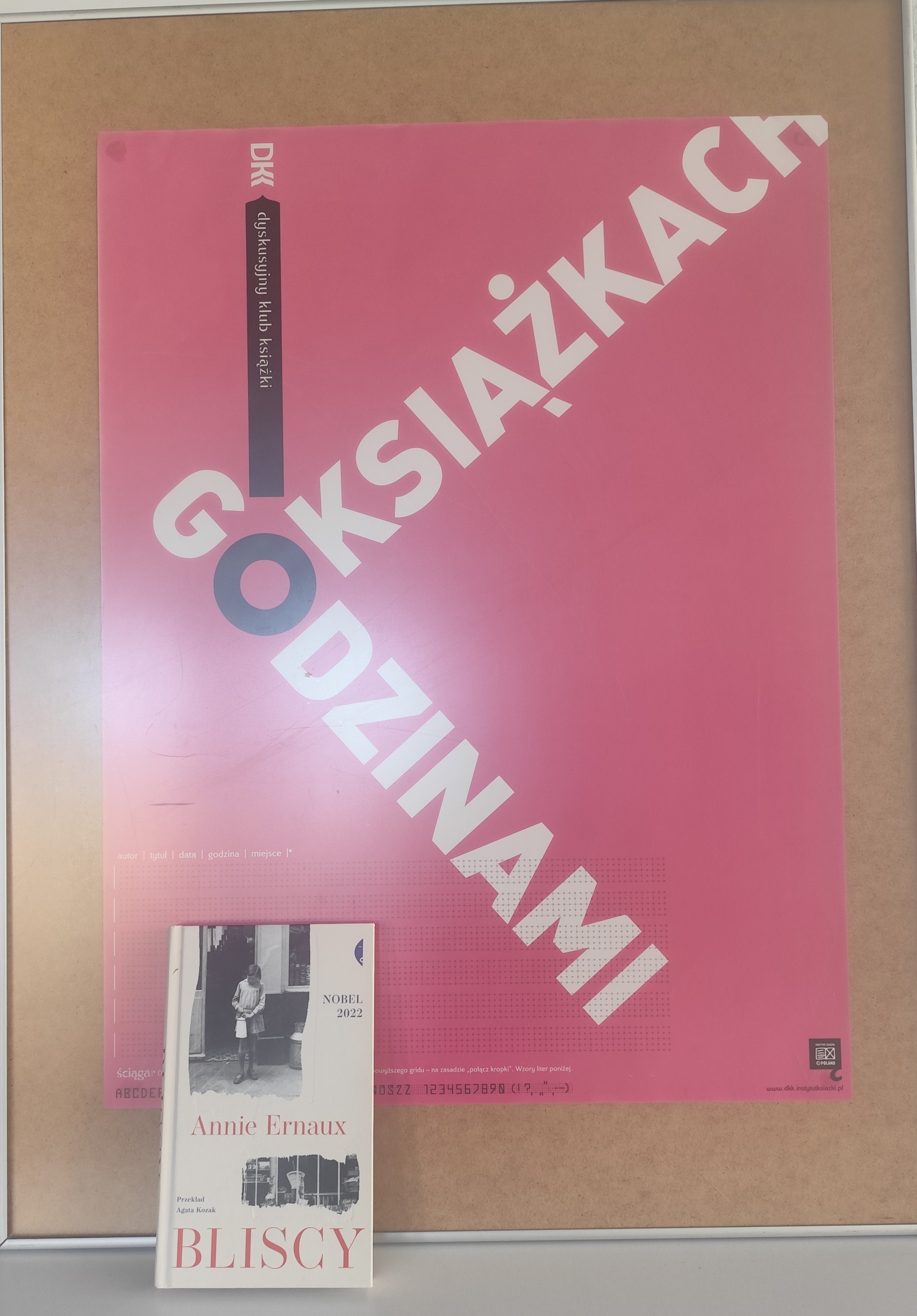 Zdjęcie przedstawia książkę i plakat