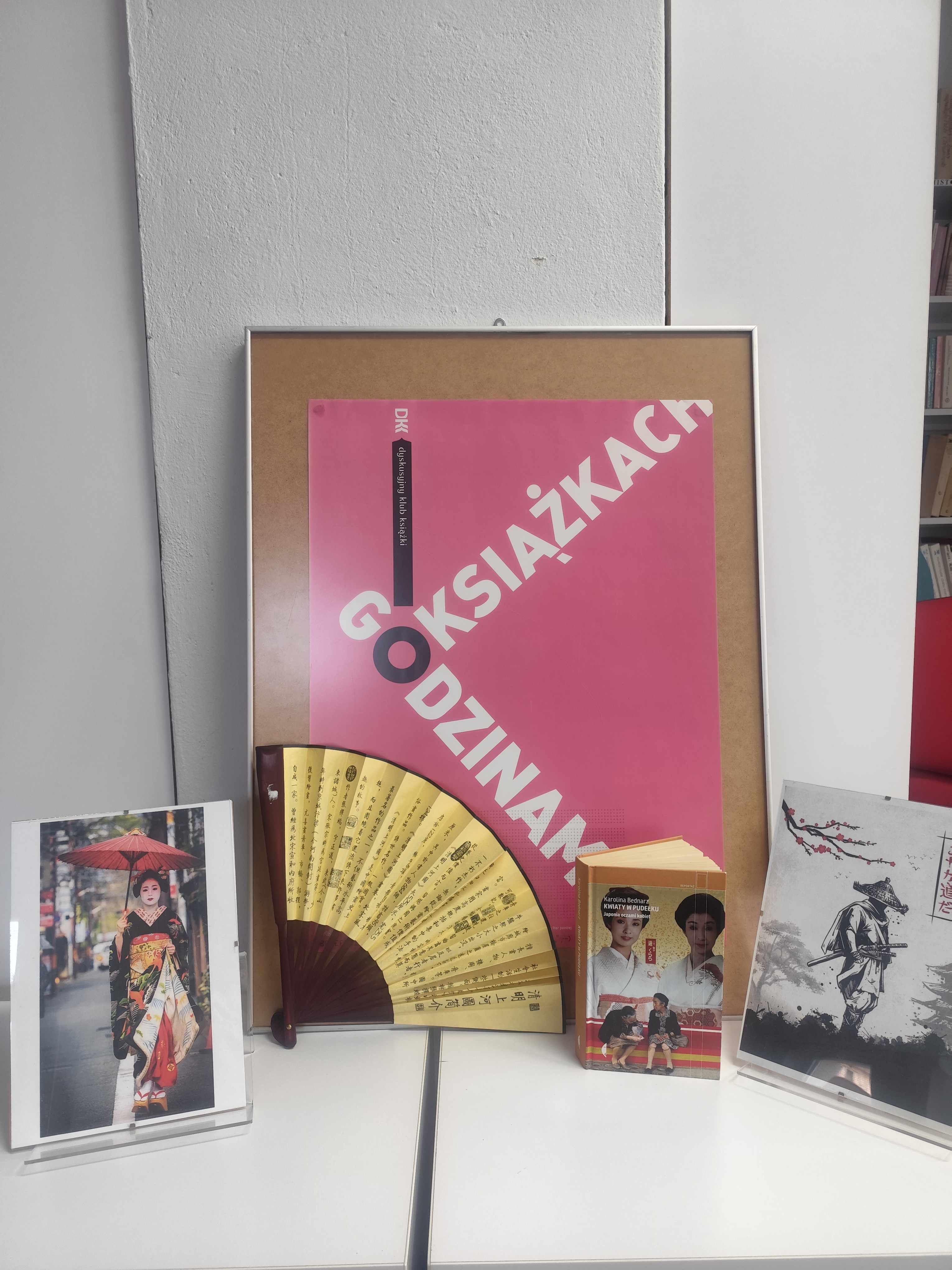 Zdjęcie przedstawia książkę i plakat