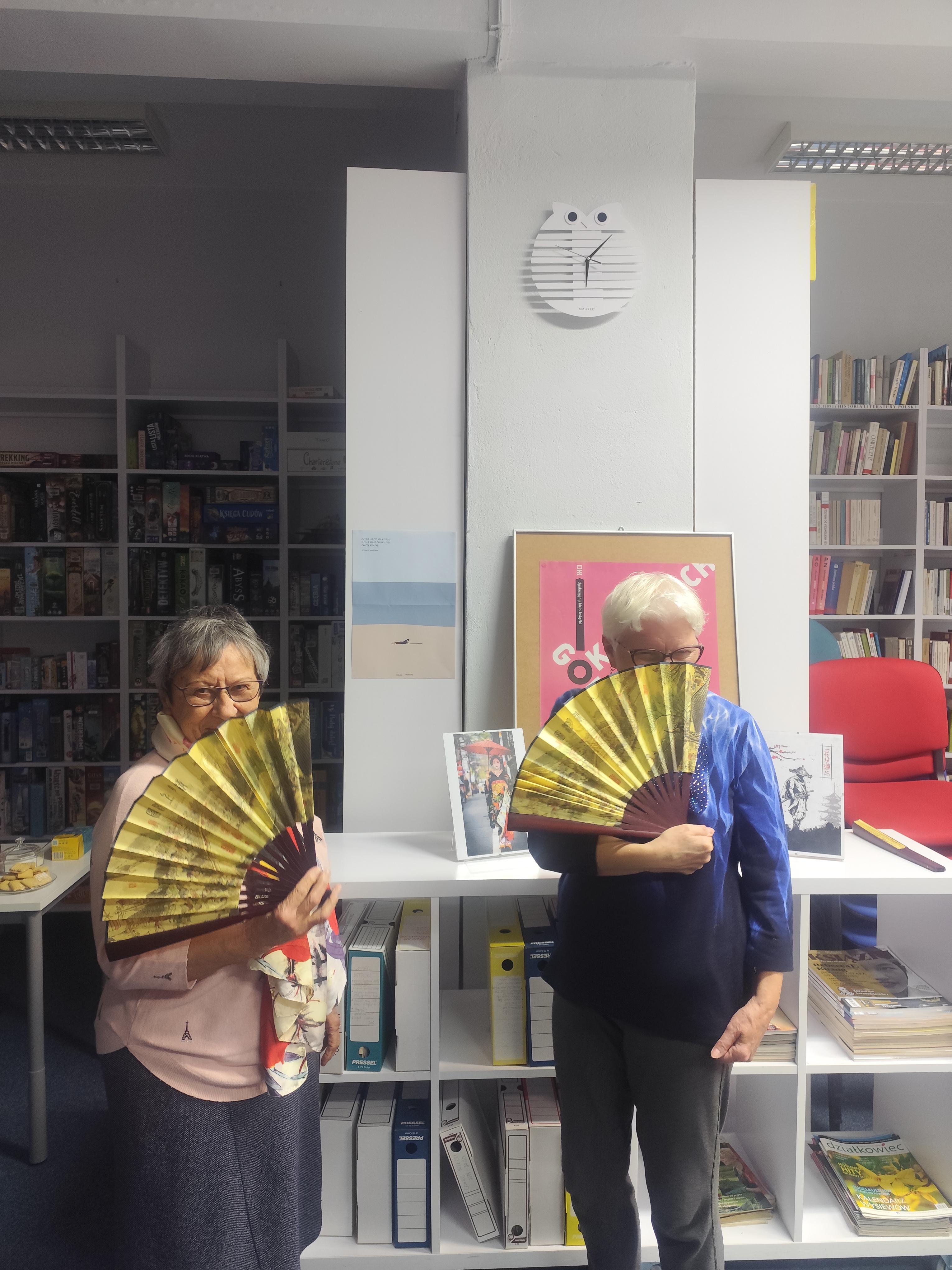 Zdjęcie przedstawia ludzi w bibliotece