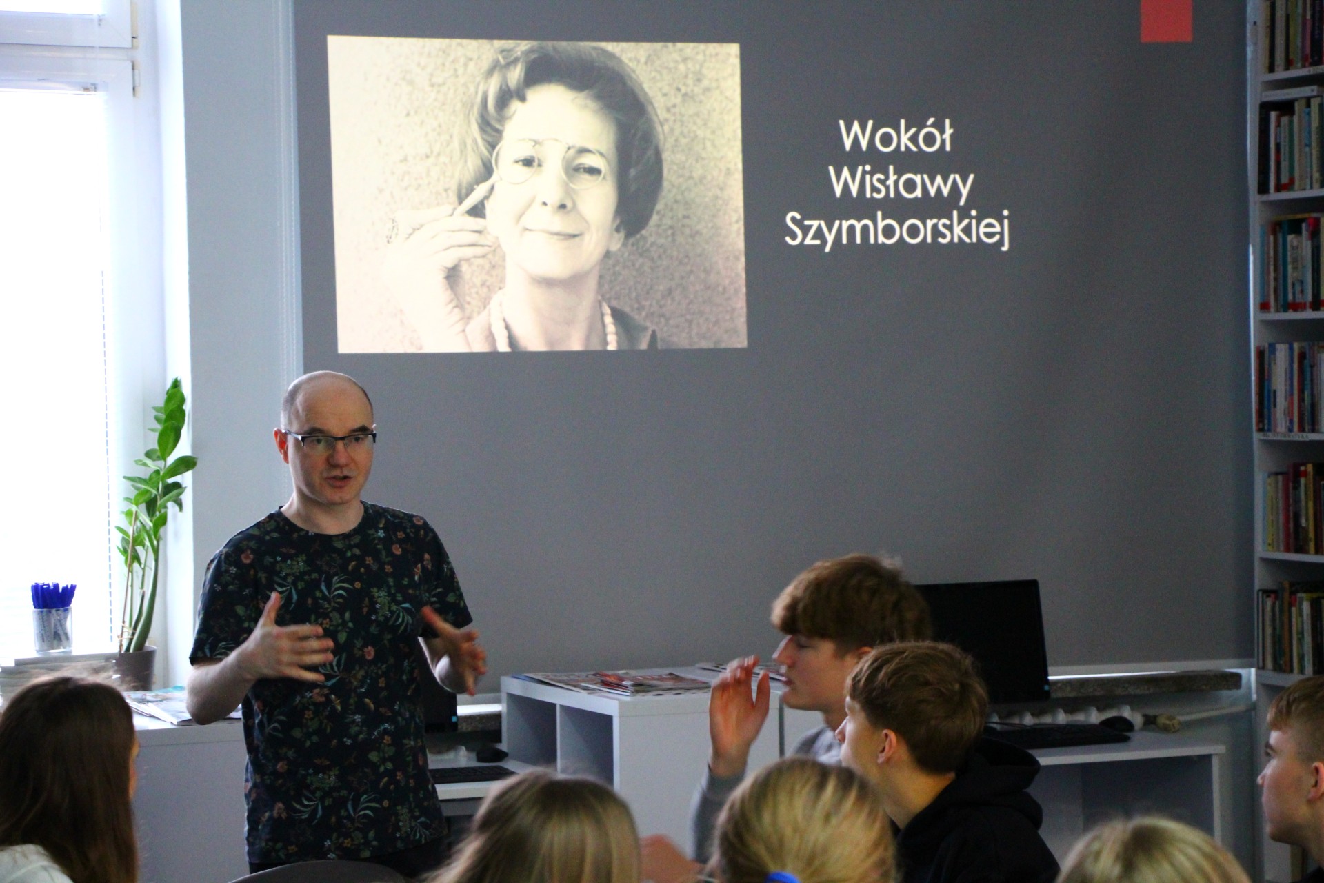 Zdjęcie przedstawia ludzi w bibliotece