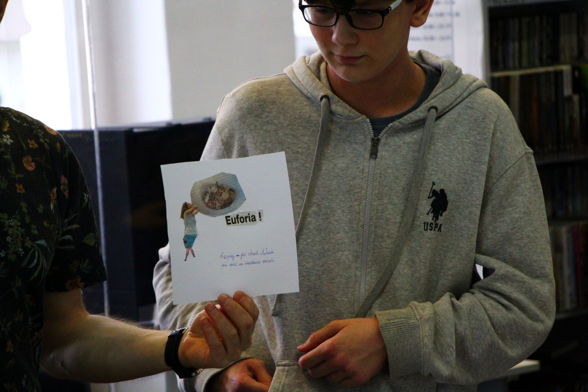 Zdjęcie przedstawia ludzi w bibliotece