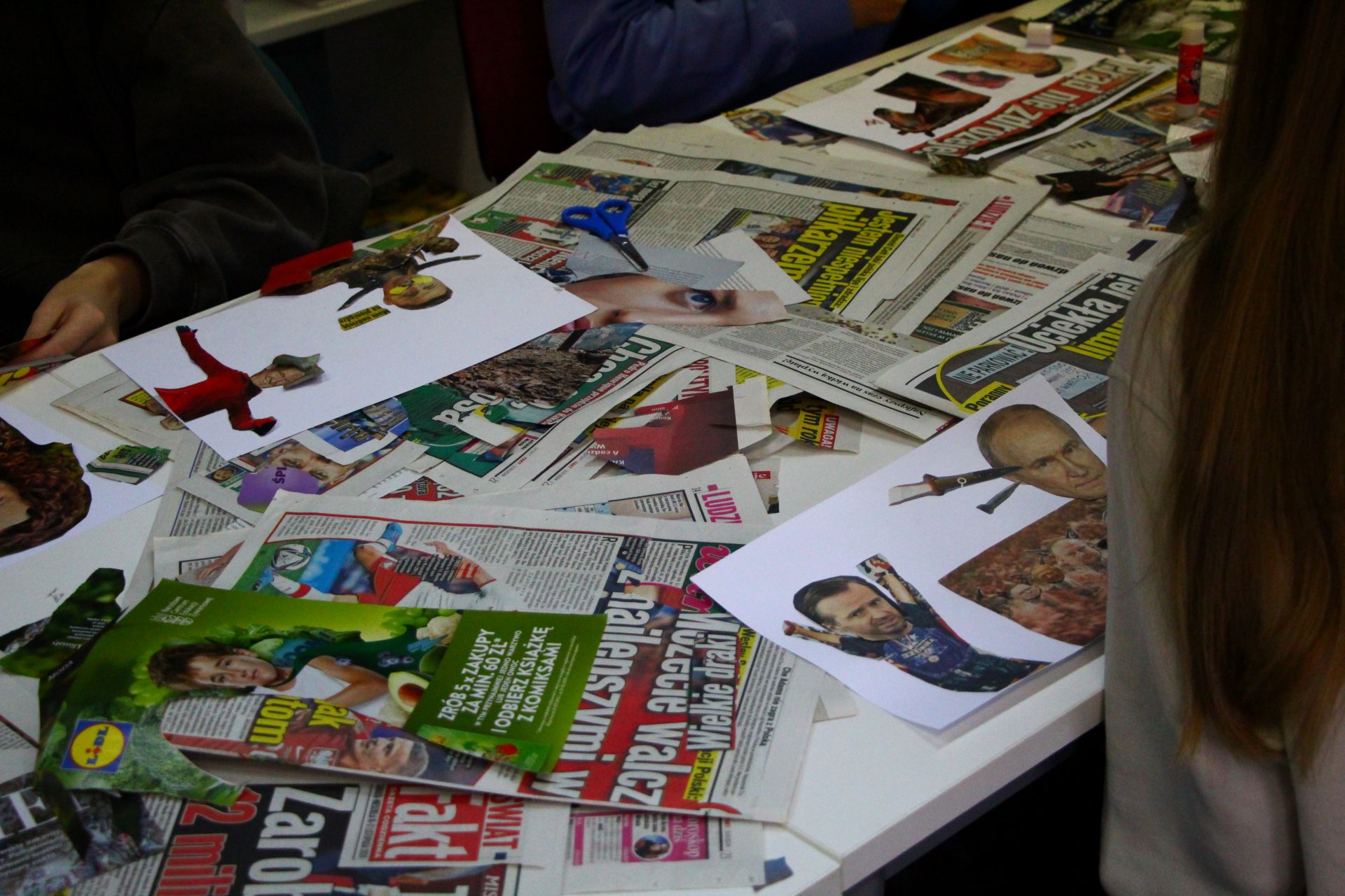 Zdjęcie przedstawia ludzi w bibliotece