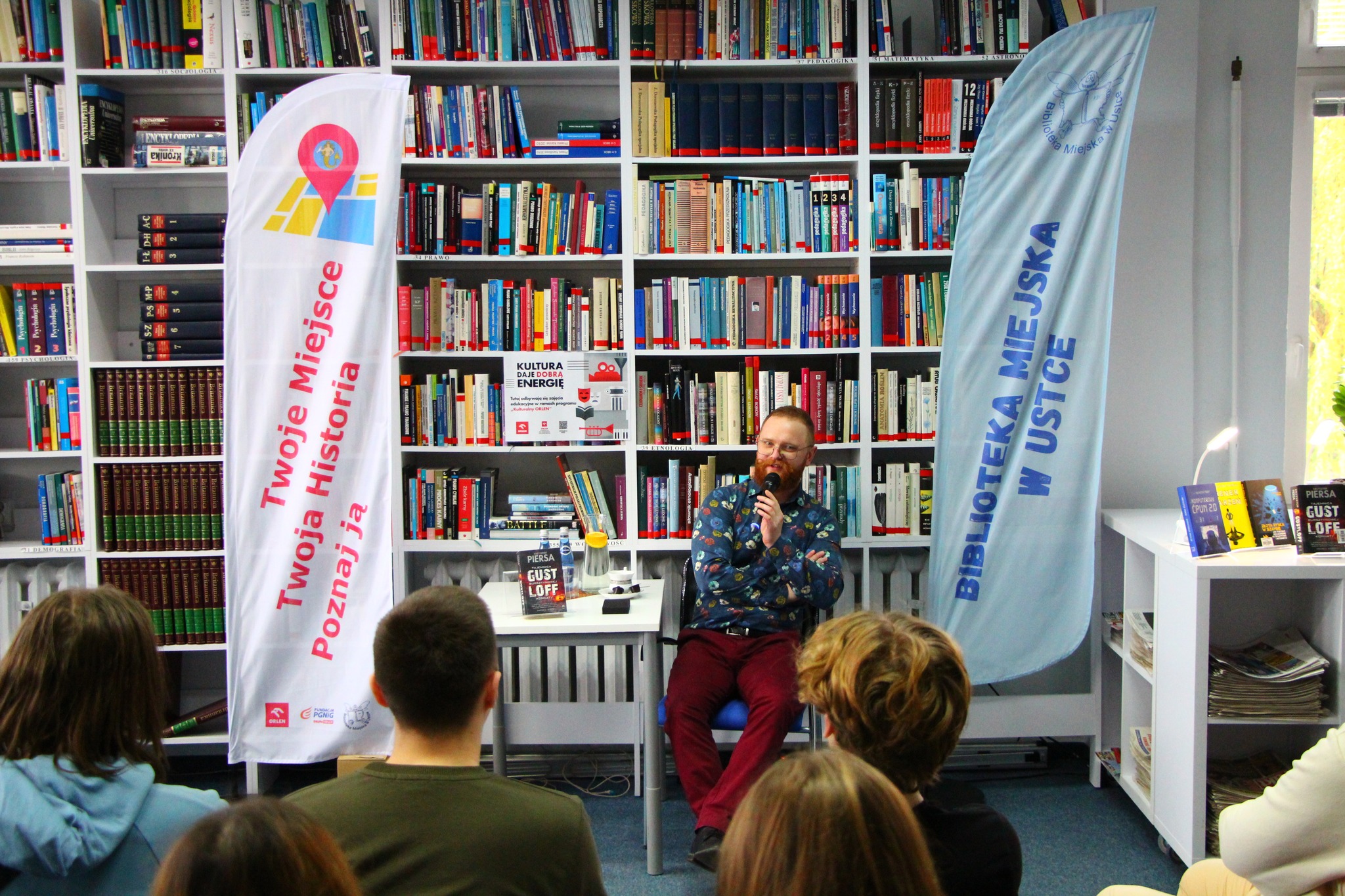 Zdjęcie przedstawiające ludzi w bibliotece