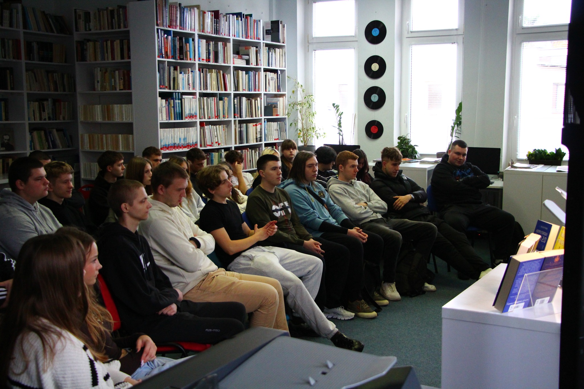 Zdjęcie przedstawiające ludzi w bibliotece