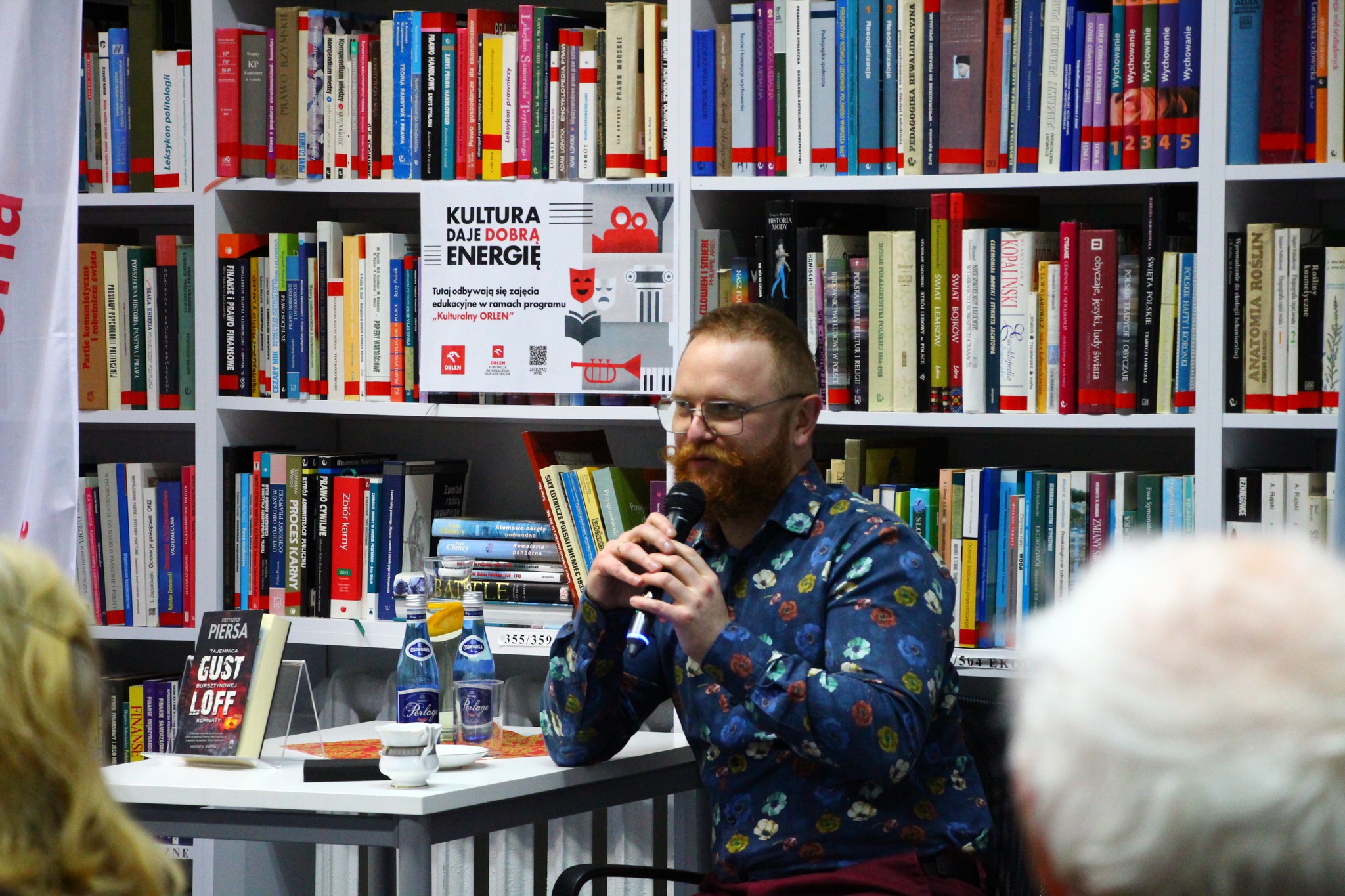 Zdjęcie przedstawiające ludzi w bibliotece
