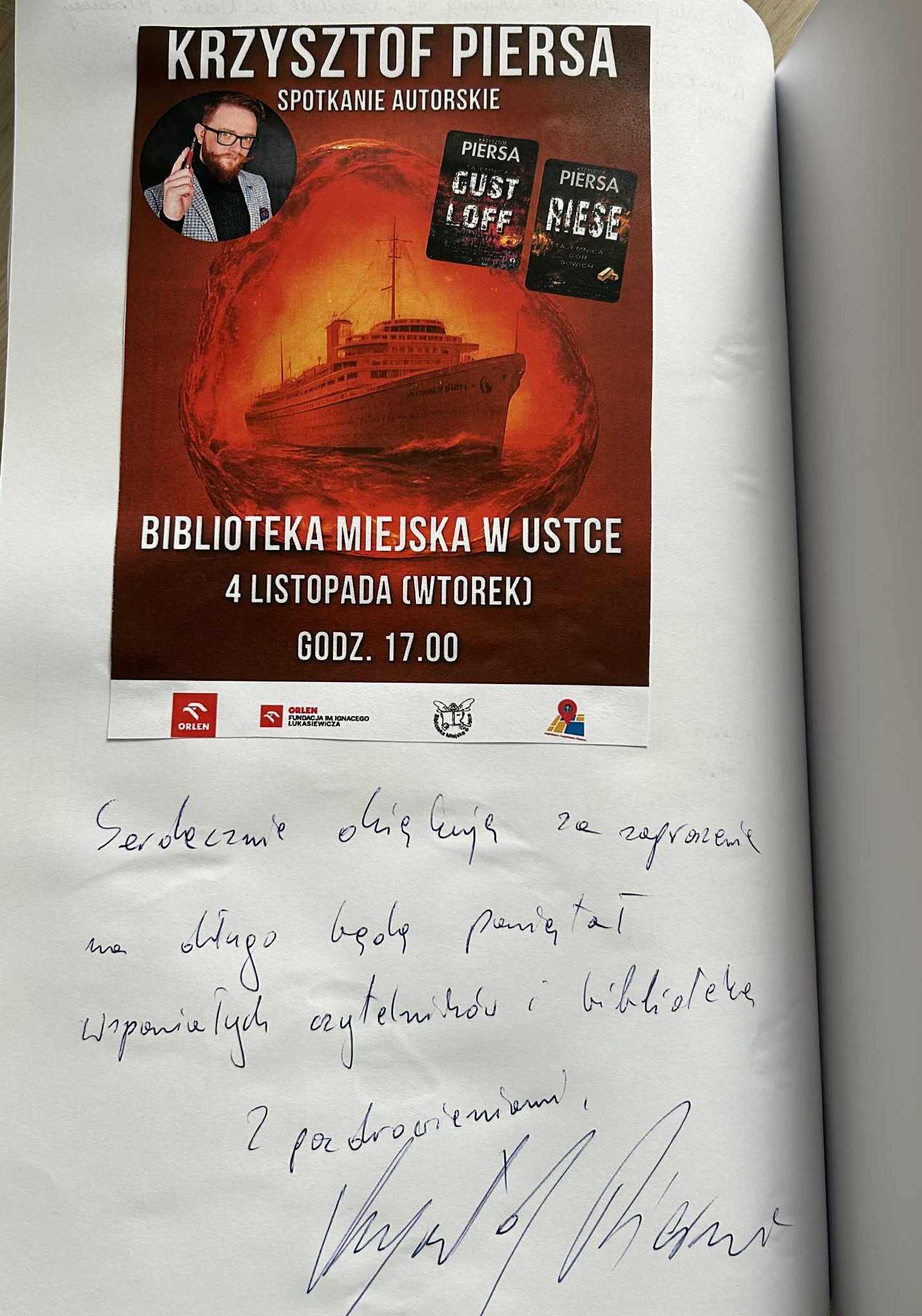 Zdjęcie przedstawiające ludzi w bibliotece