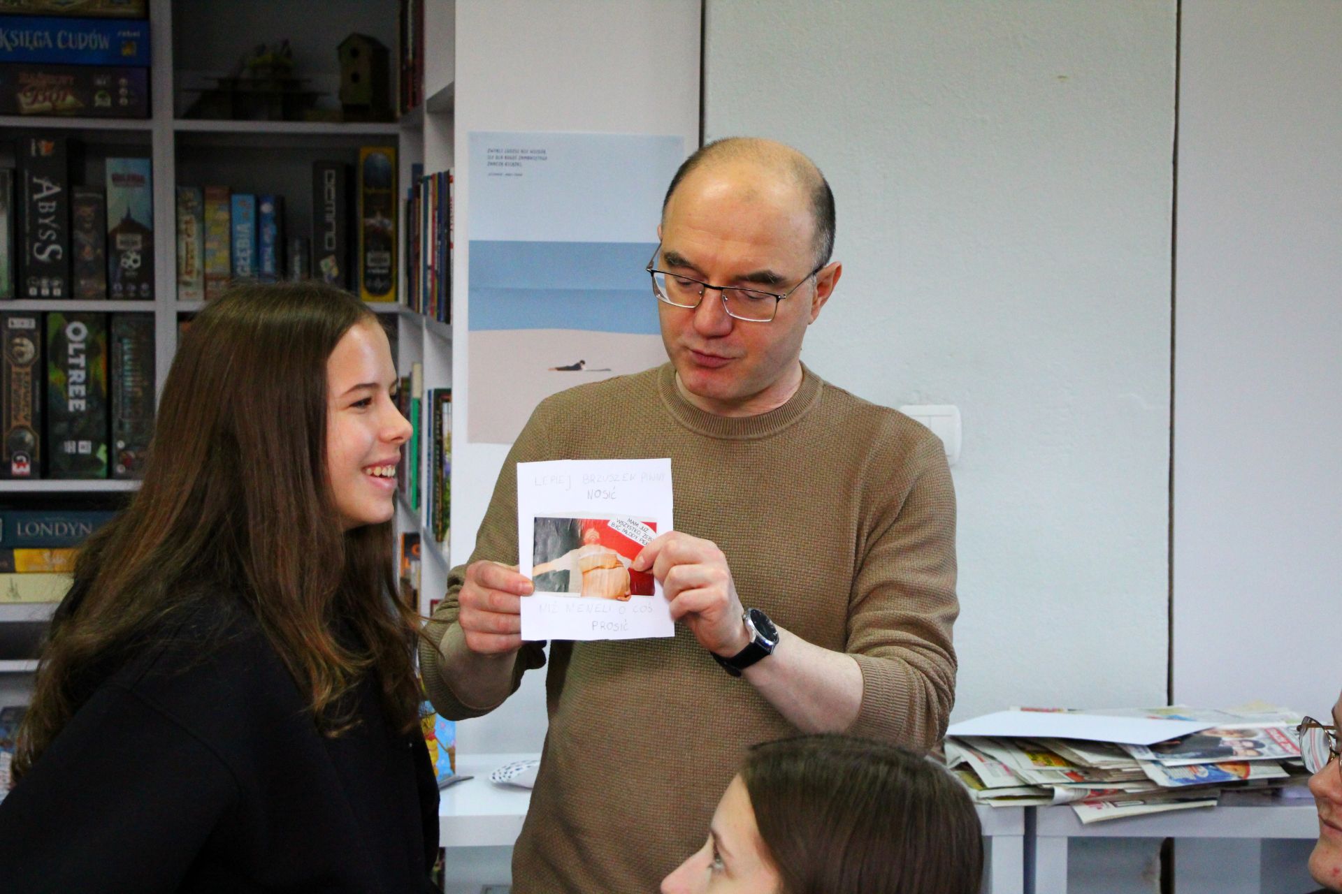 Zdjęcie przedstawia ludzi w bibliotece