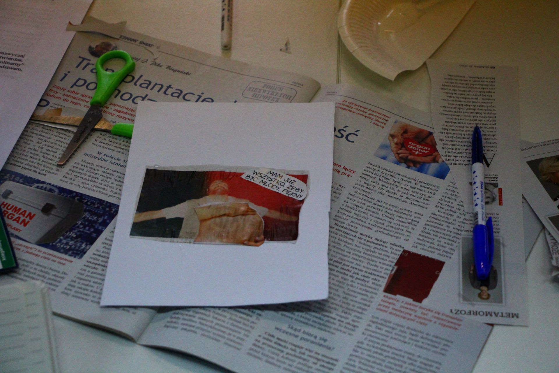 Zdjęcie przedstawia ludzi w bibliotece