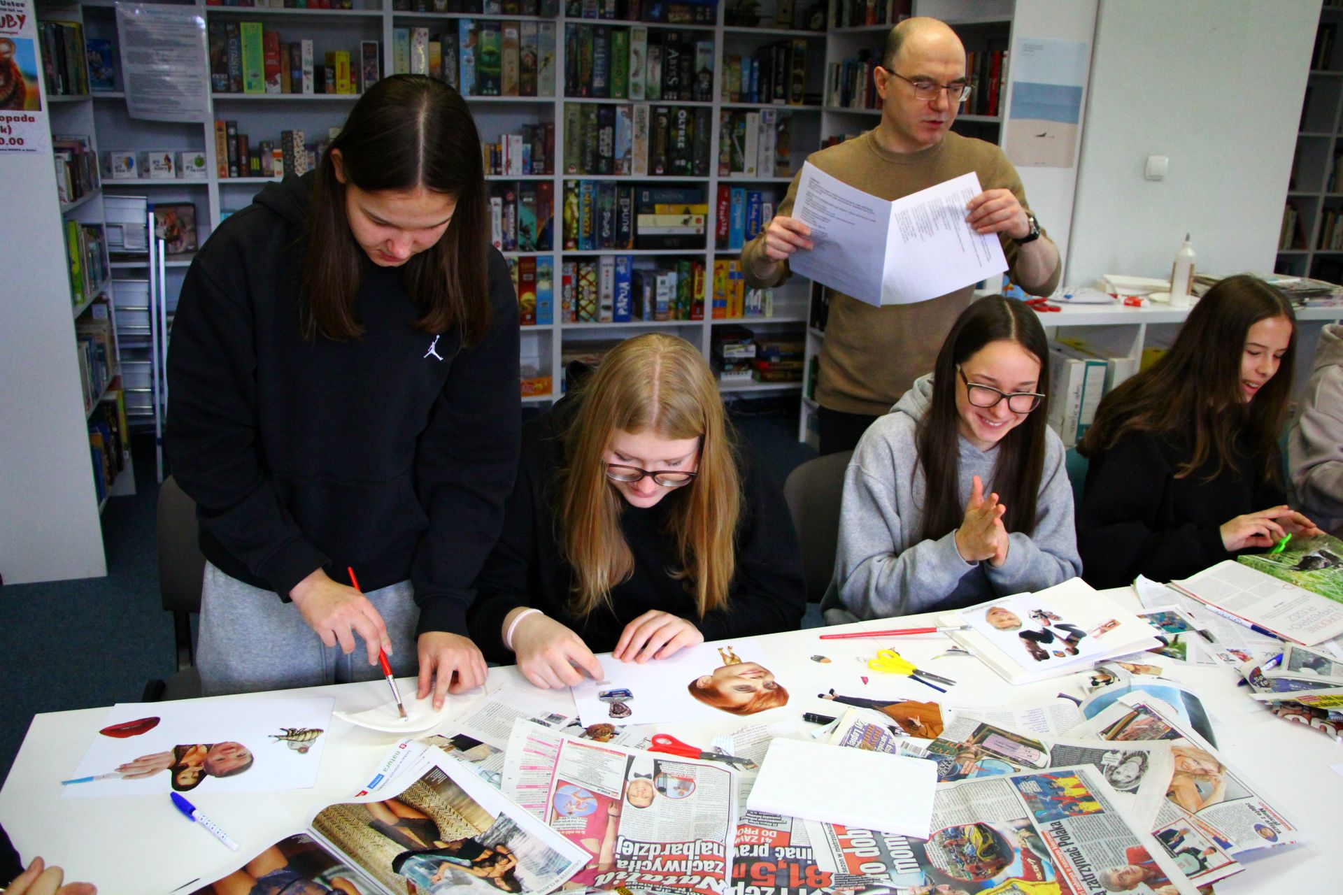Zdjęcie przedstawia ludzi w bibliotece
