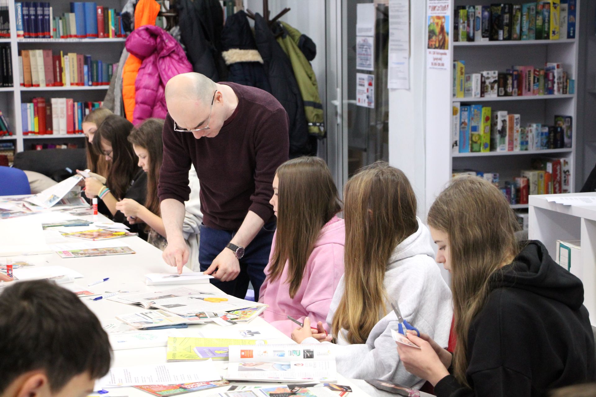 Zdjęcie przedstawia ludzi w bibliotece