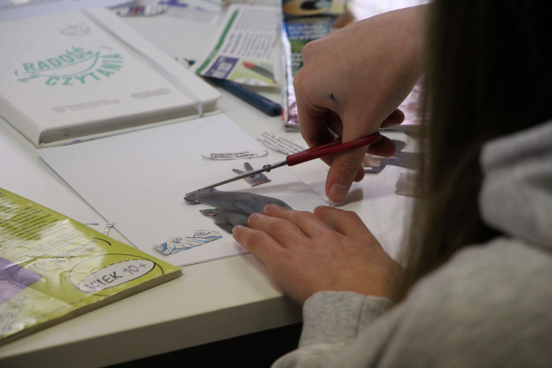 Zdjęcie przedstawia ludzi w bibliotece