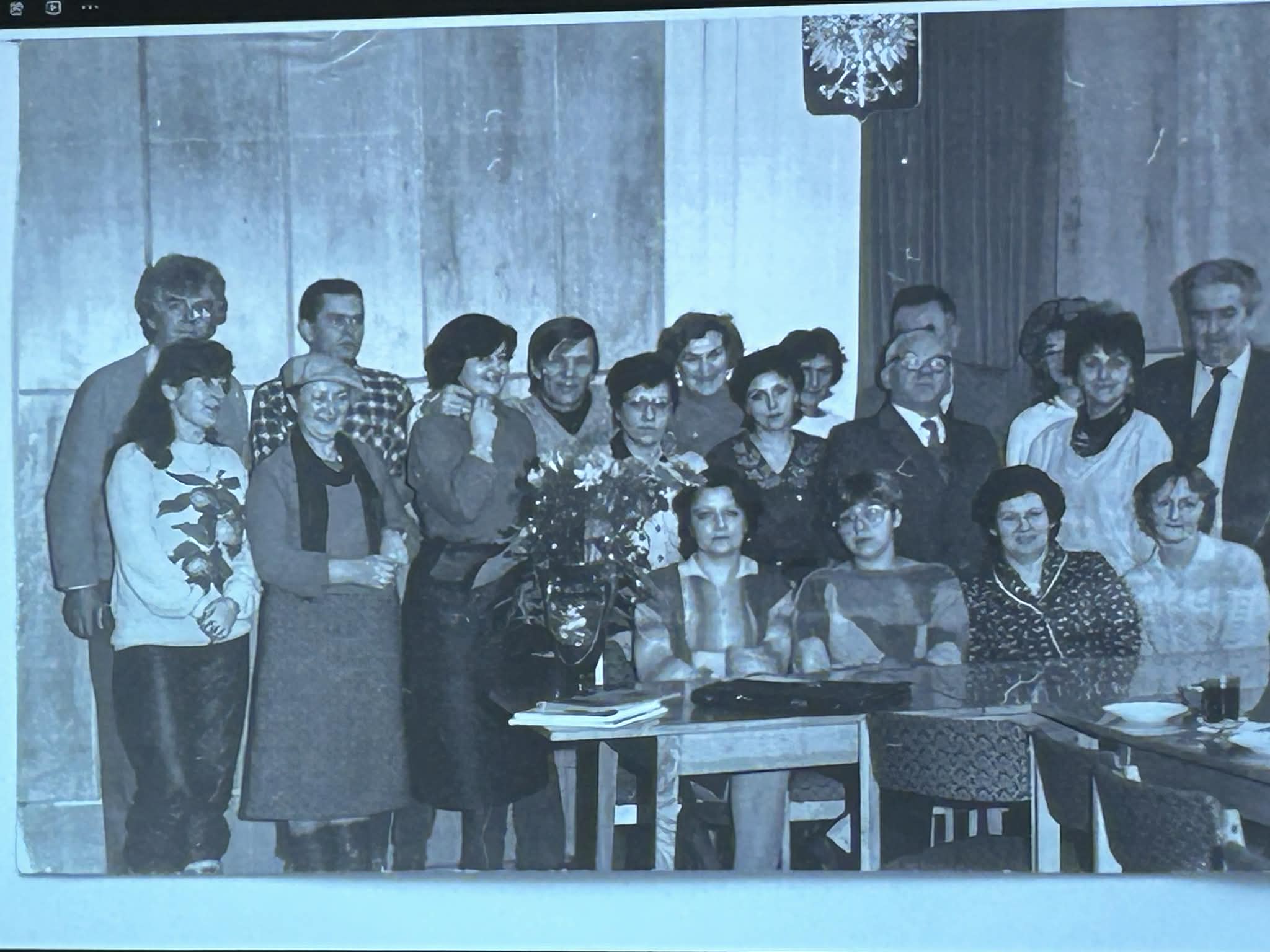 Zdjęcie przedstawia ludzi w bibliotece