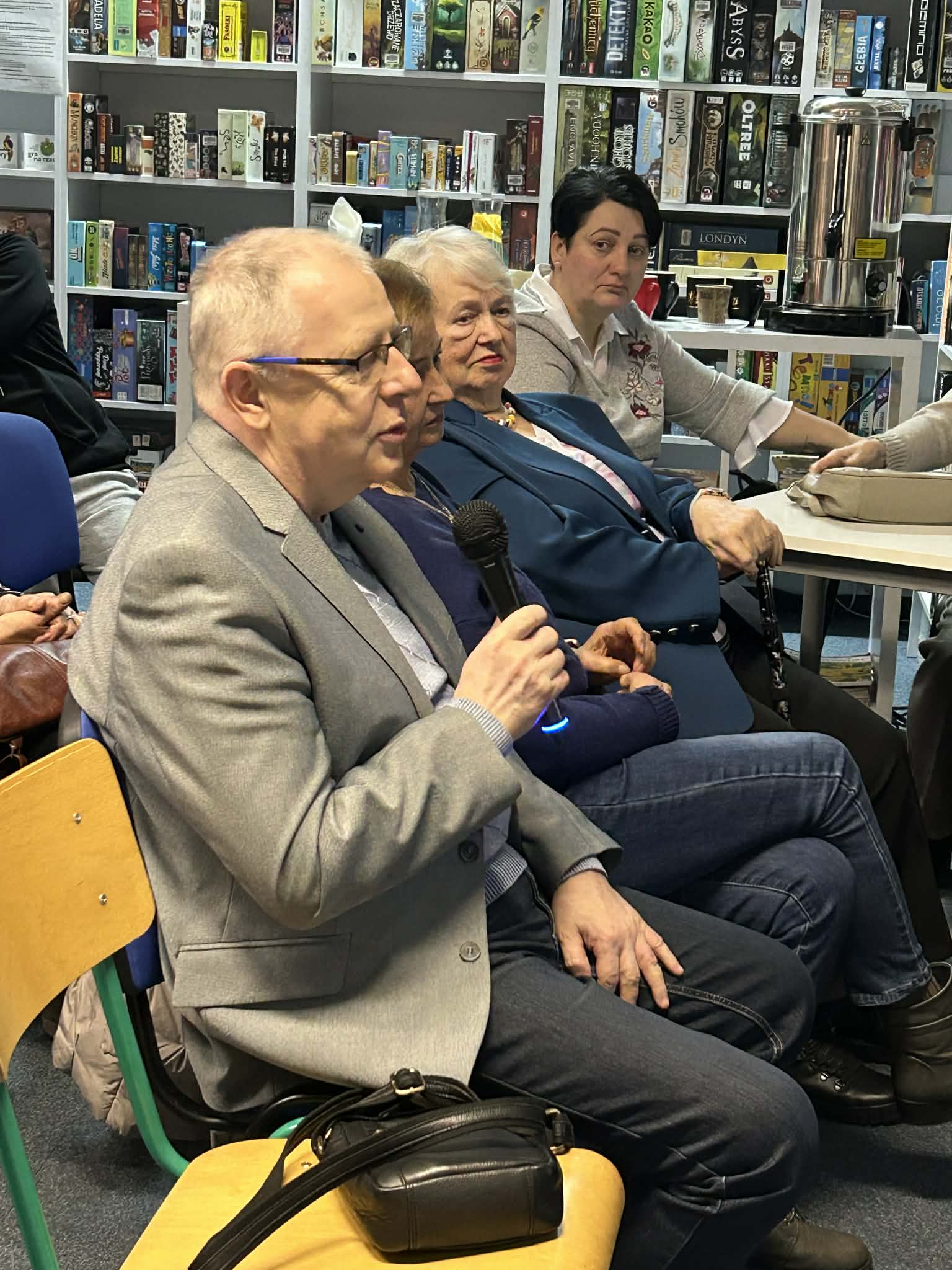 Zdjęcie przedstawia ludzi w bibliotece