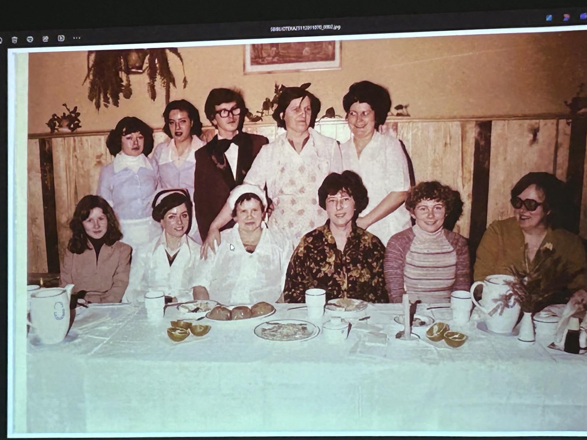 Zdjęcie przedstawia ludzi w bibliotece