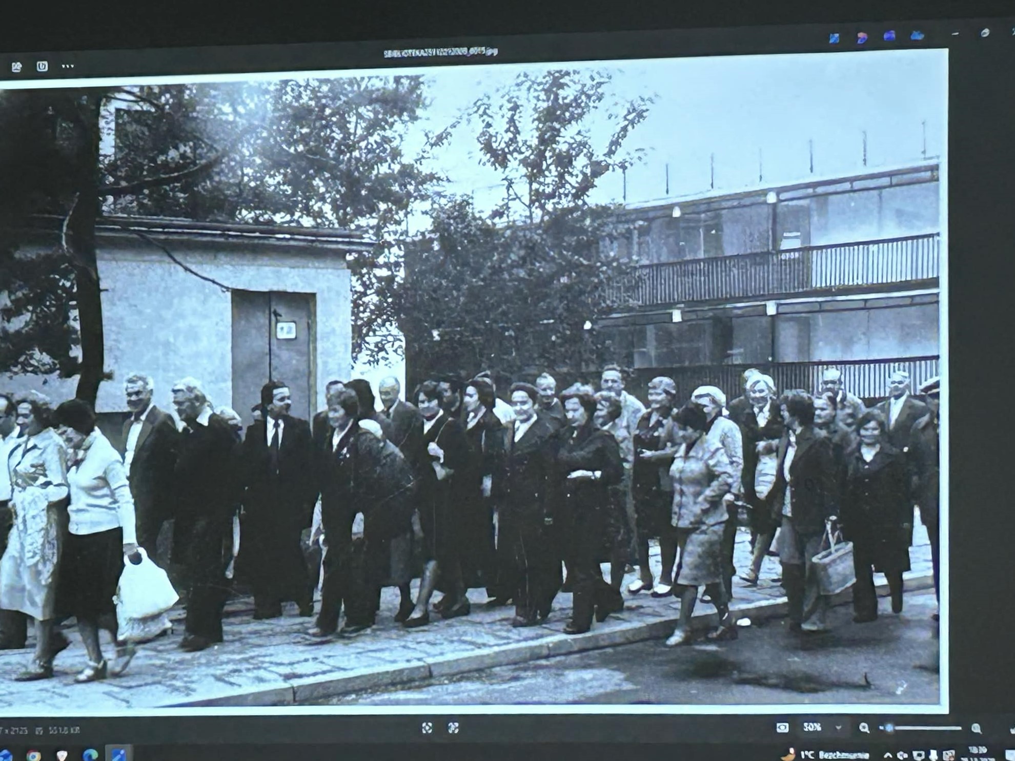Zdjęcie przedstawia ludzi w bibliotece