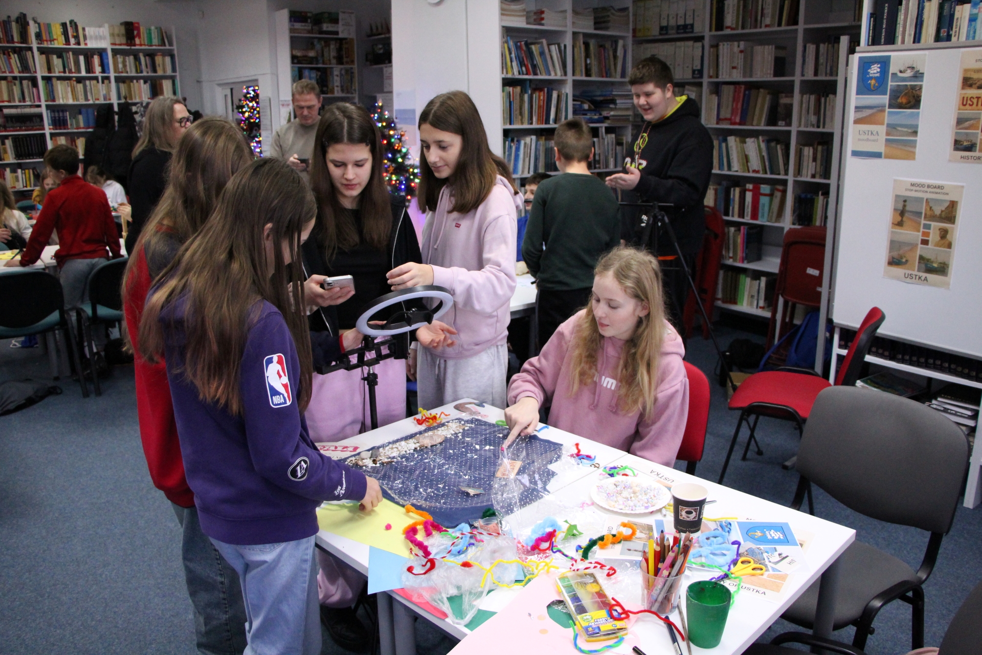 Zdjęcie przedstawiające ludzi w bibliotece
