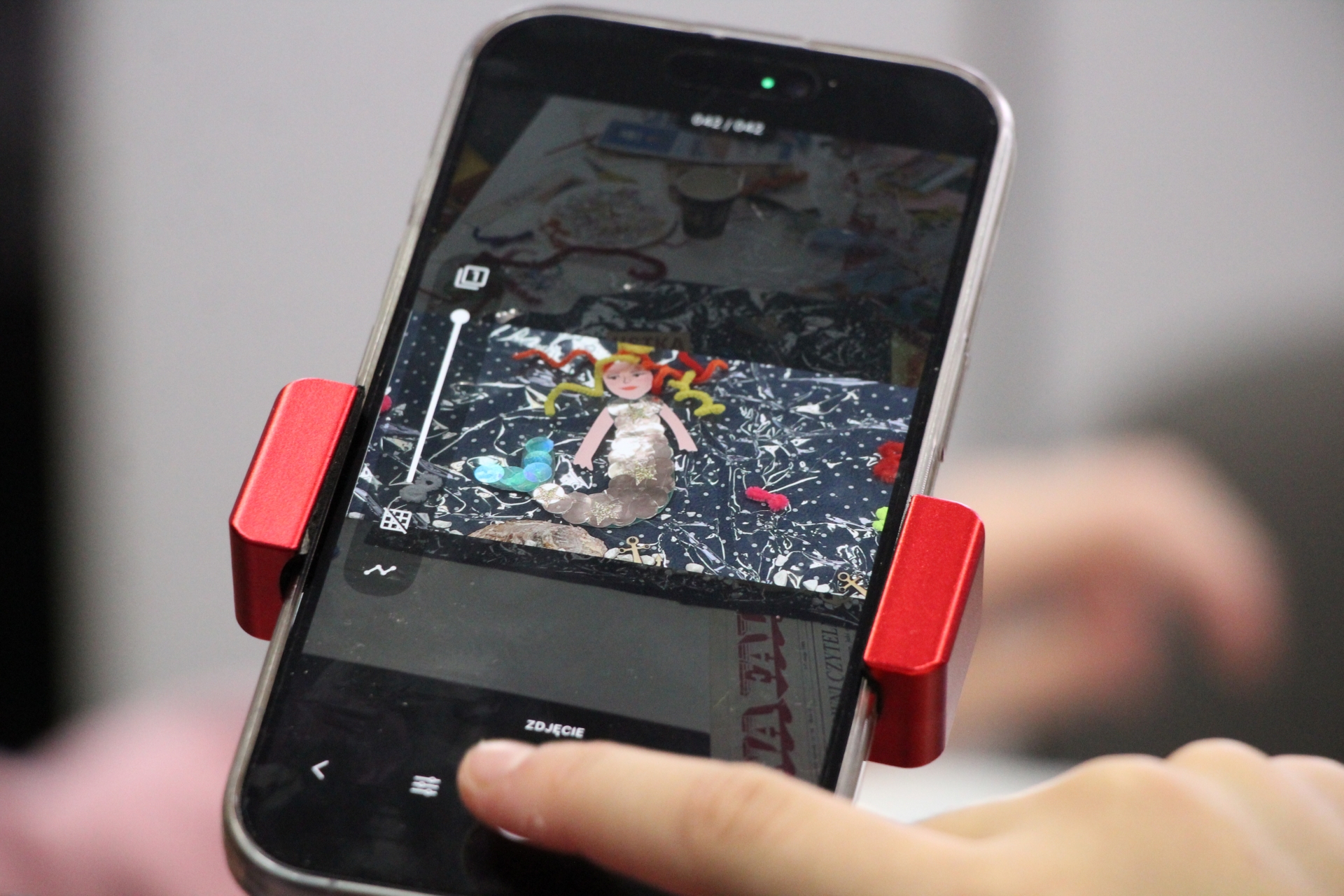 Zdjęcie przedstawiające ludzi w bibliotece