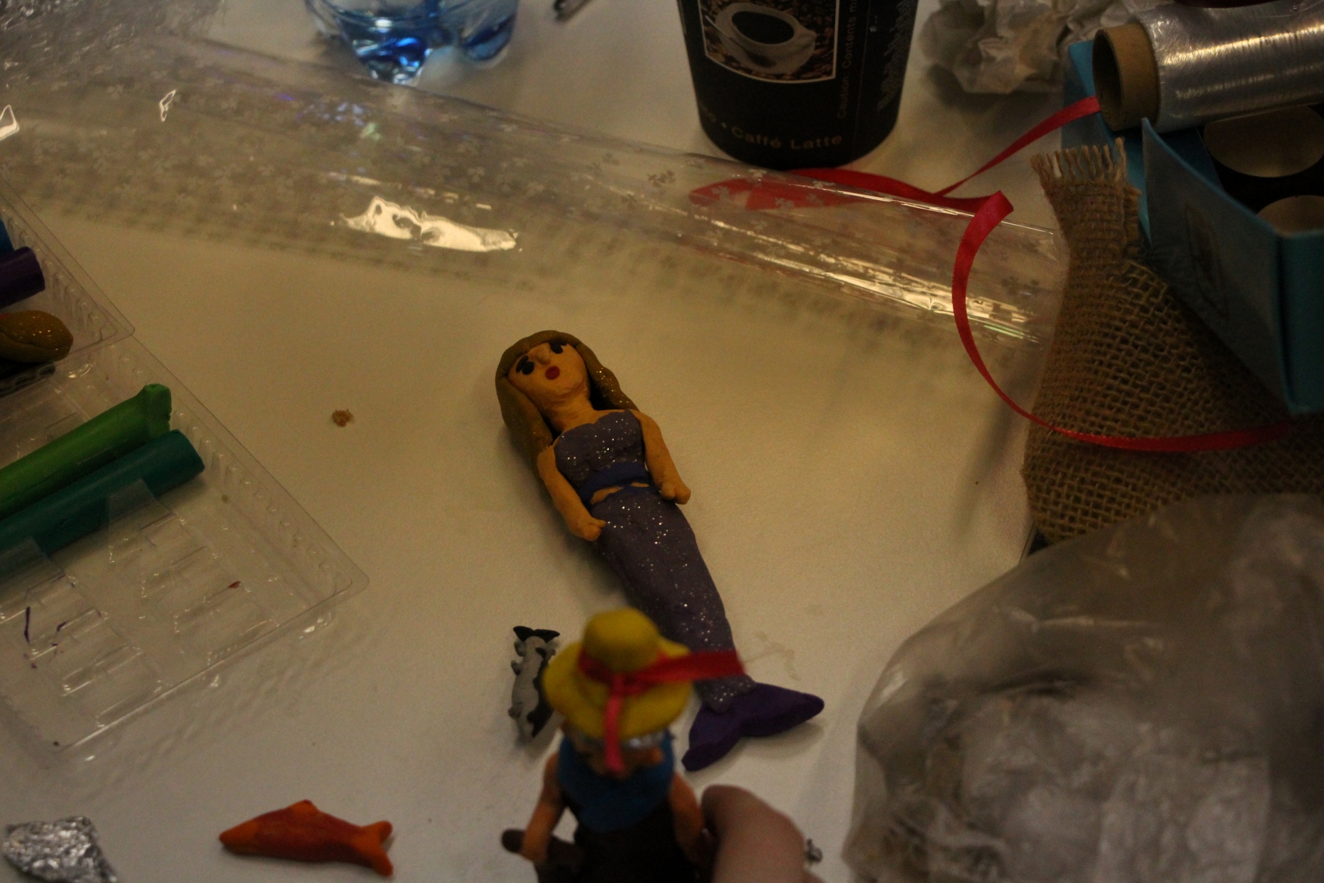 Zdjęcie przedstawiające ludzi w bibliotece