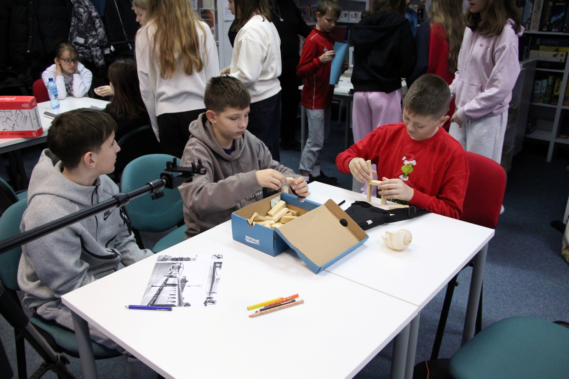 Zdjęcie przedstawiające ludzi w bibliotece