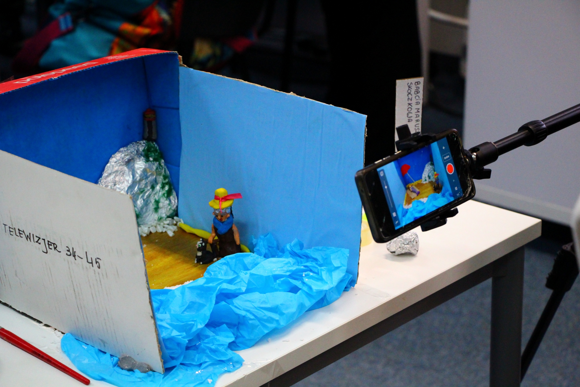 Zdjęcie przedstawiające ludzi w bibliotece