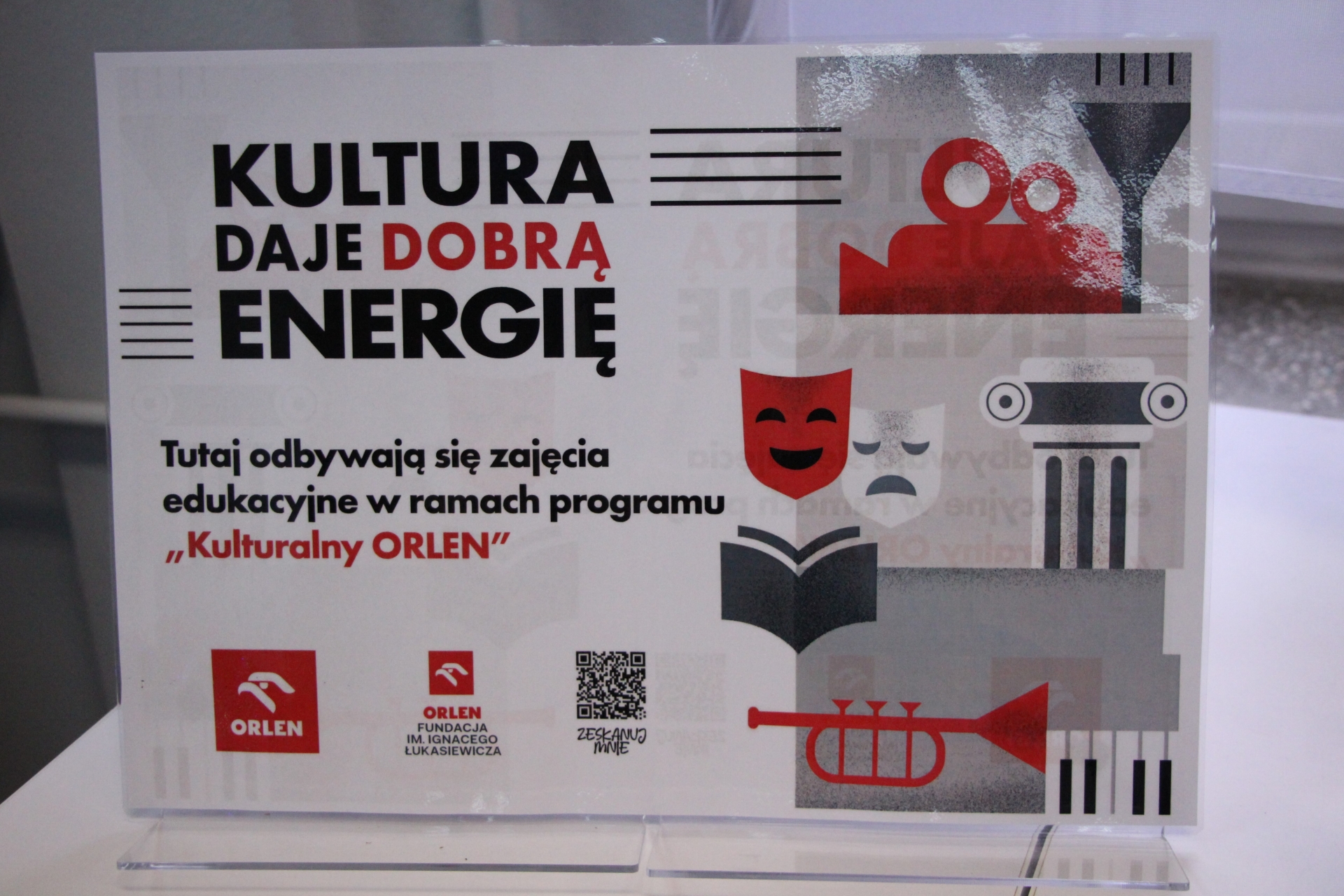 Zdjęcie przedstawiające ludzi w bibliotece