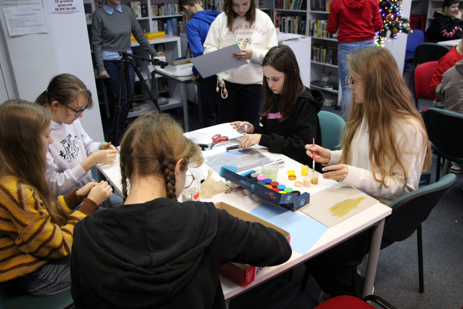 Zdjęcie przedstawiające ludzi w bibliotece