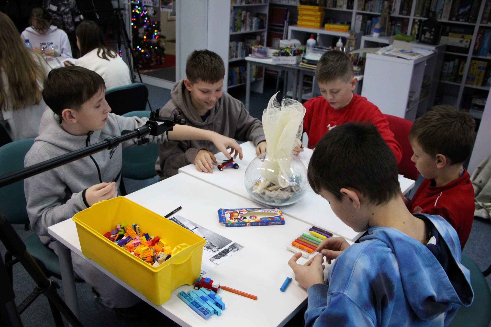 Zdjęcie przedstawiające ludzi w bibliotece