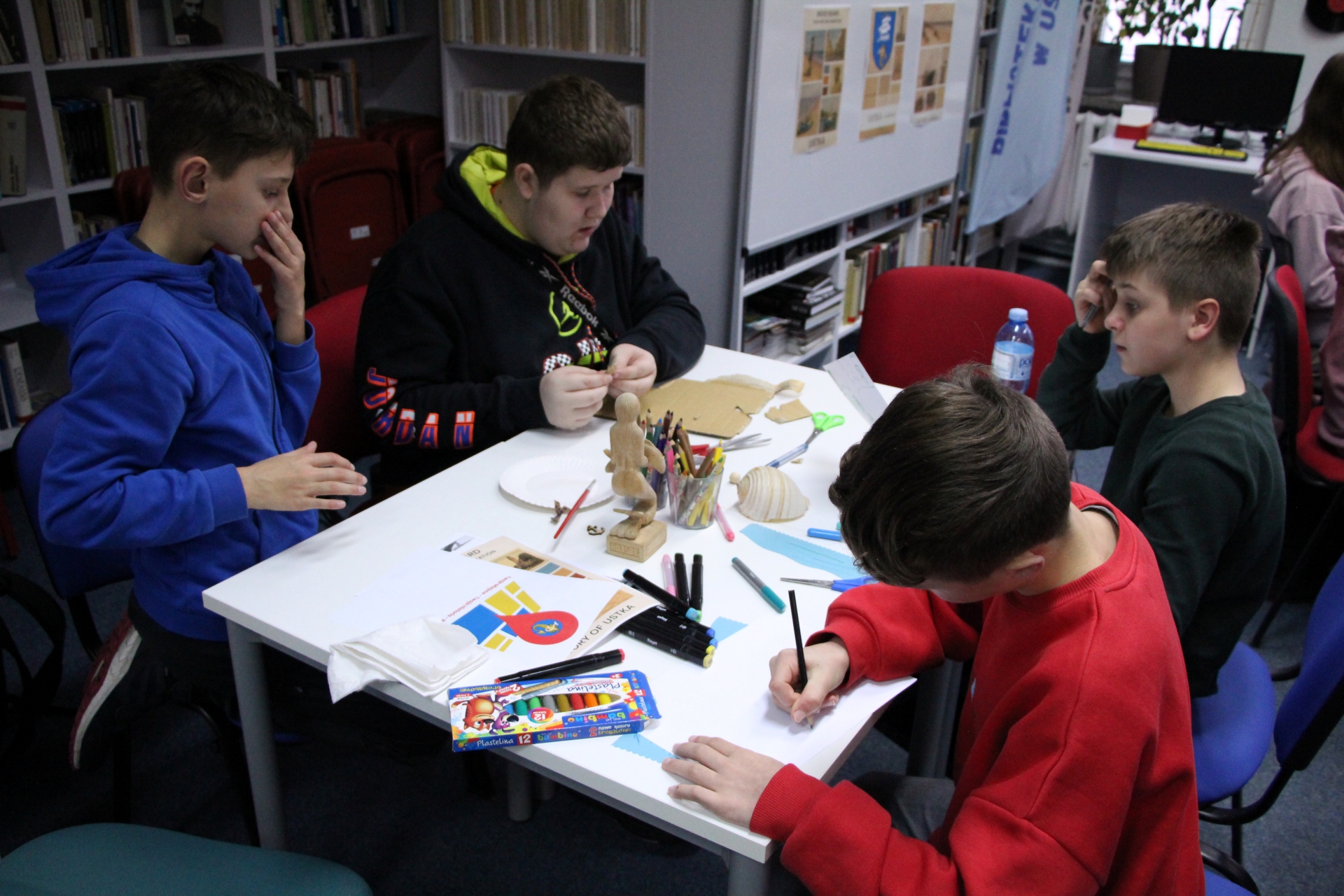 Zdjęcie przedstawiające ludzi w bibliotece