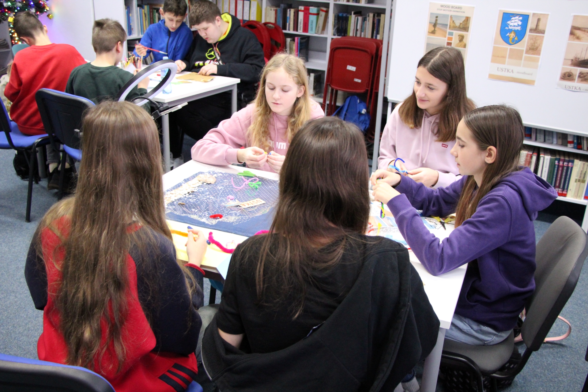 Zdjęcie przedstawiające ludzi w bibliotece