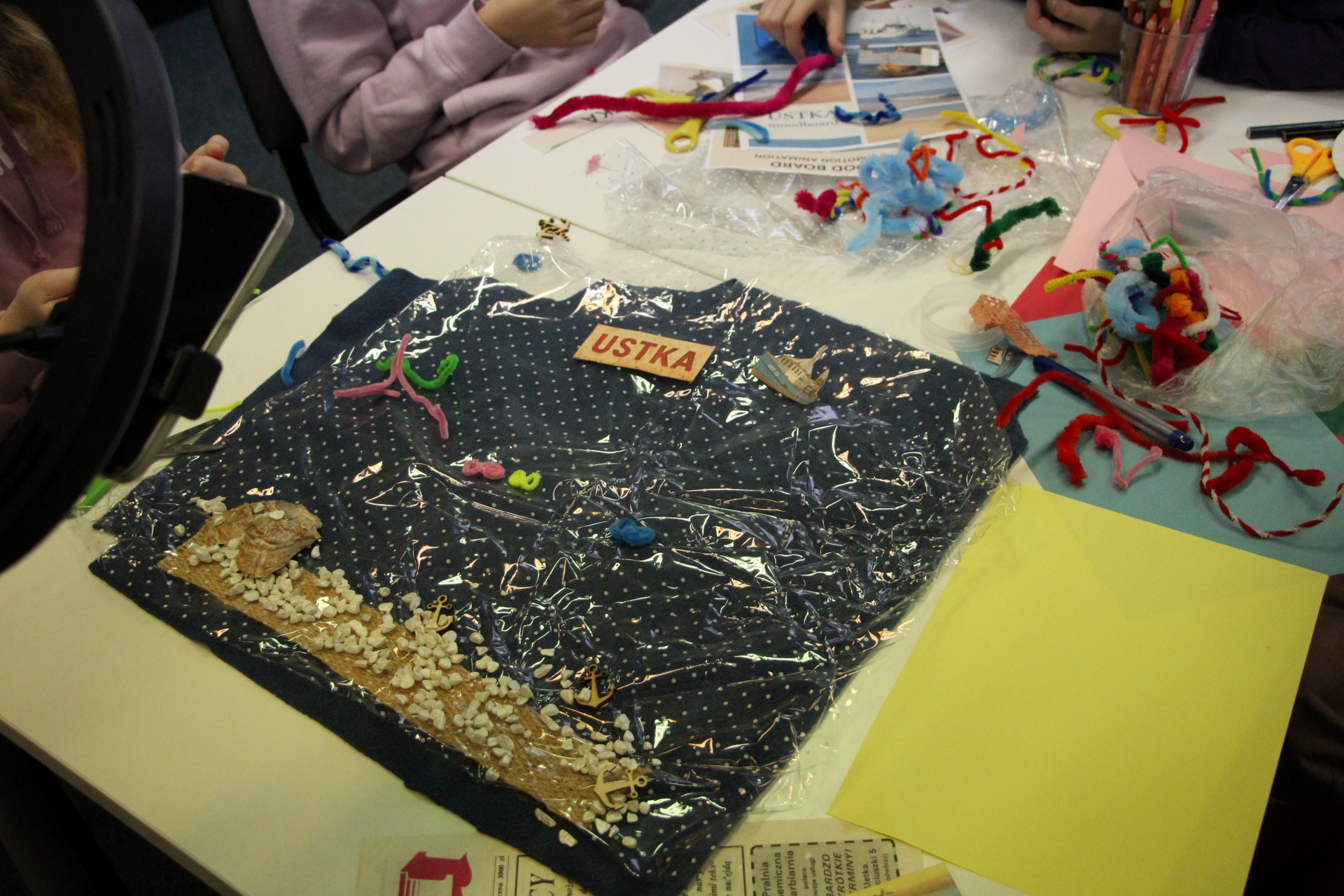 Zdjęcie przedstawiające ludzi w bibliotece